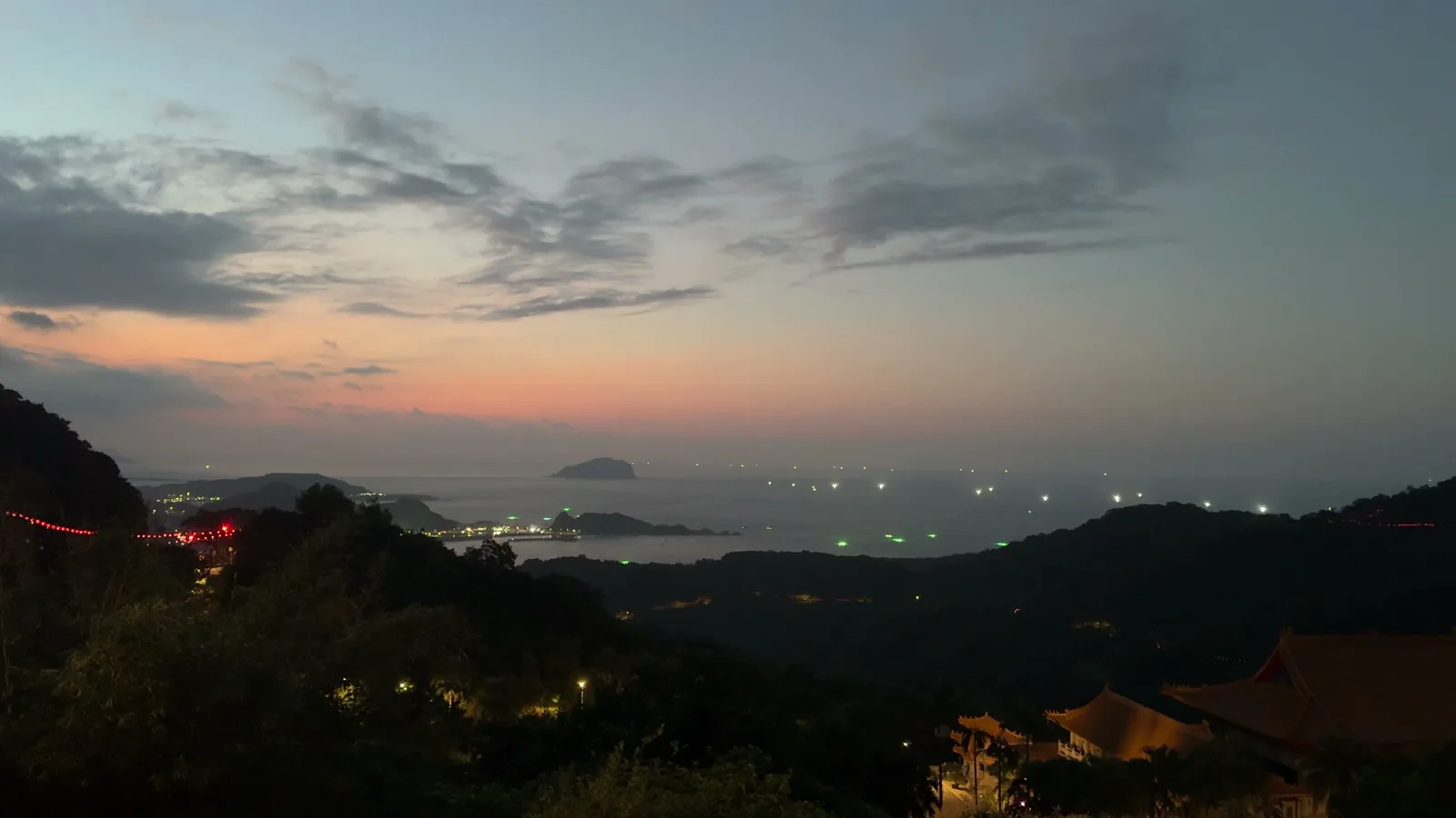 九份傍晚的海岸、基隆嶼與山下的燈火